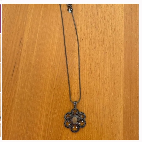 Vintage flower necklace - Picture 2 of 5